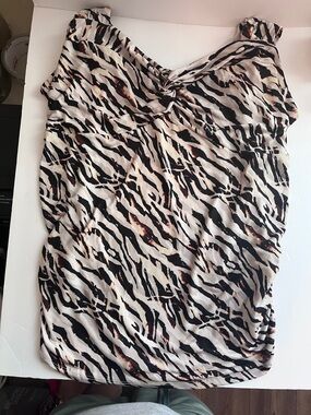 Women’s Torrid Size 2 Sleeveless Zebra-Print Tank Top in Cream and Black